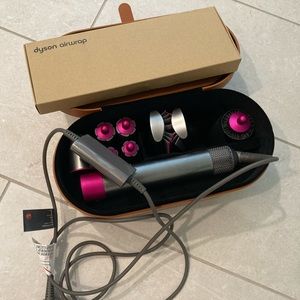 Dyson Airwrap Styler complete set in LIKE NEW CONDITION